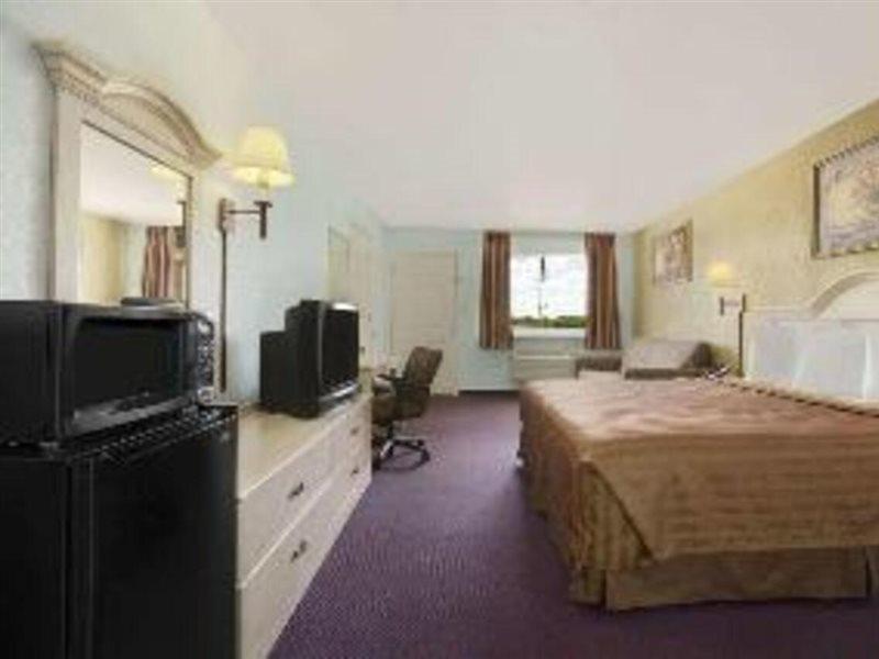 Quality Inn I-10 East Near Frost Bank Center Сан Антонио Екстериор снимка