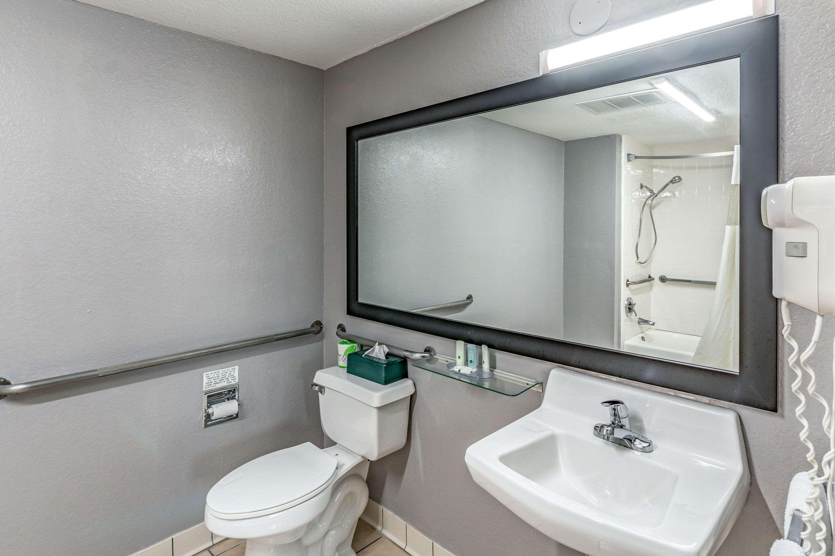 Quality Inn I-10 East Near Frost Bank Center Сан Антонио Екстериор снимка
