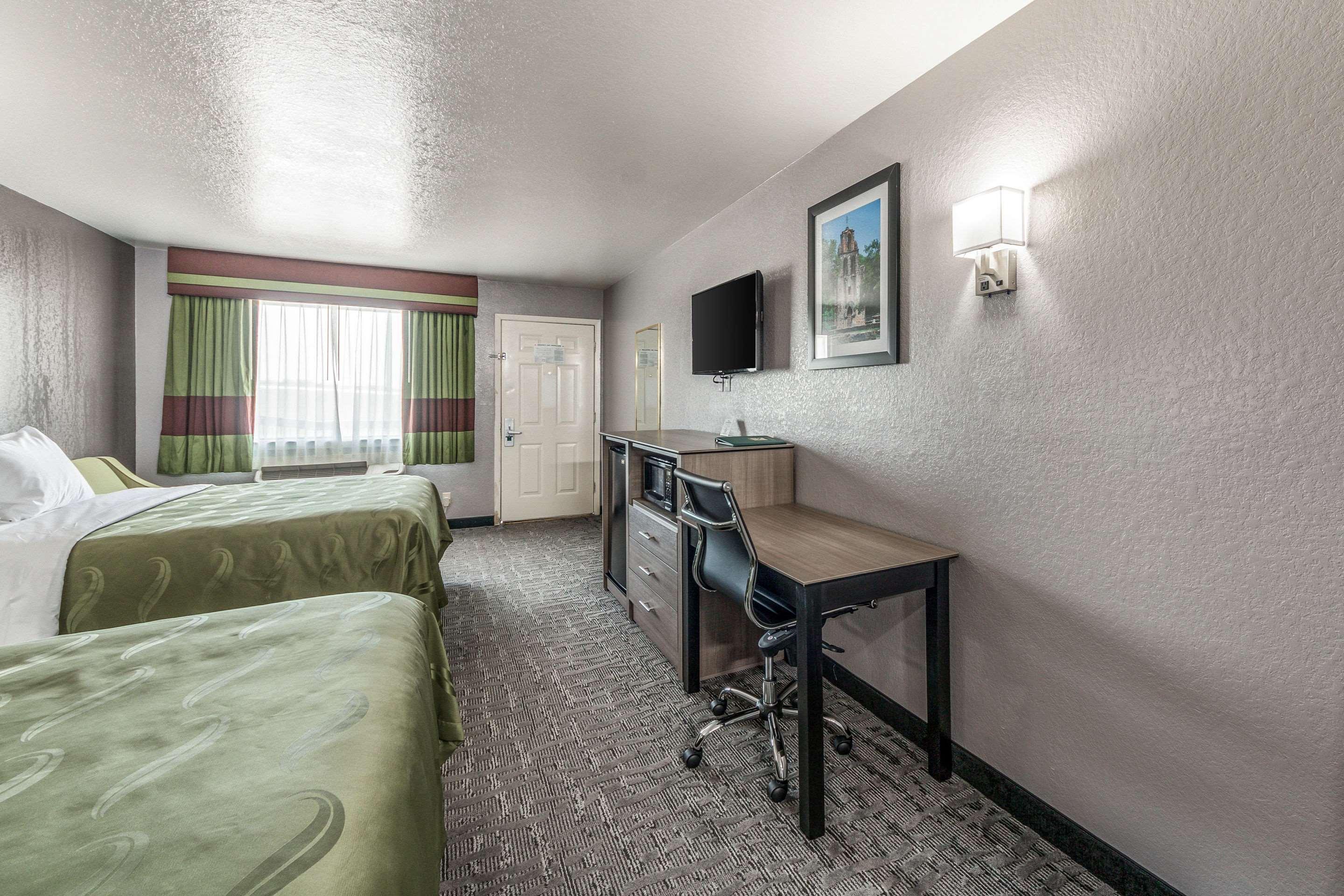 Quality Inn I-10 East Near Frost Bank Center Сан Антонио Екстериор снимка