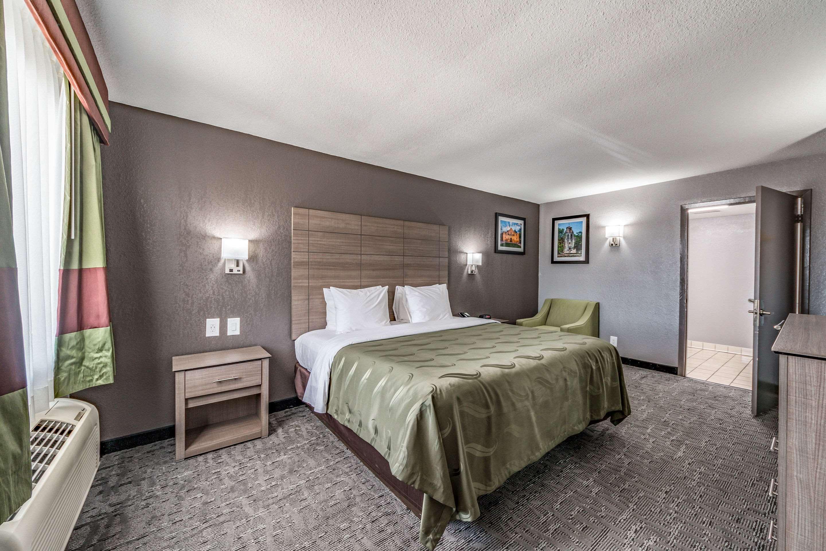 Quality Inn I-10 East Near Frost Bank Center Сан Антонио Екстериор снимка