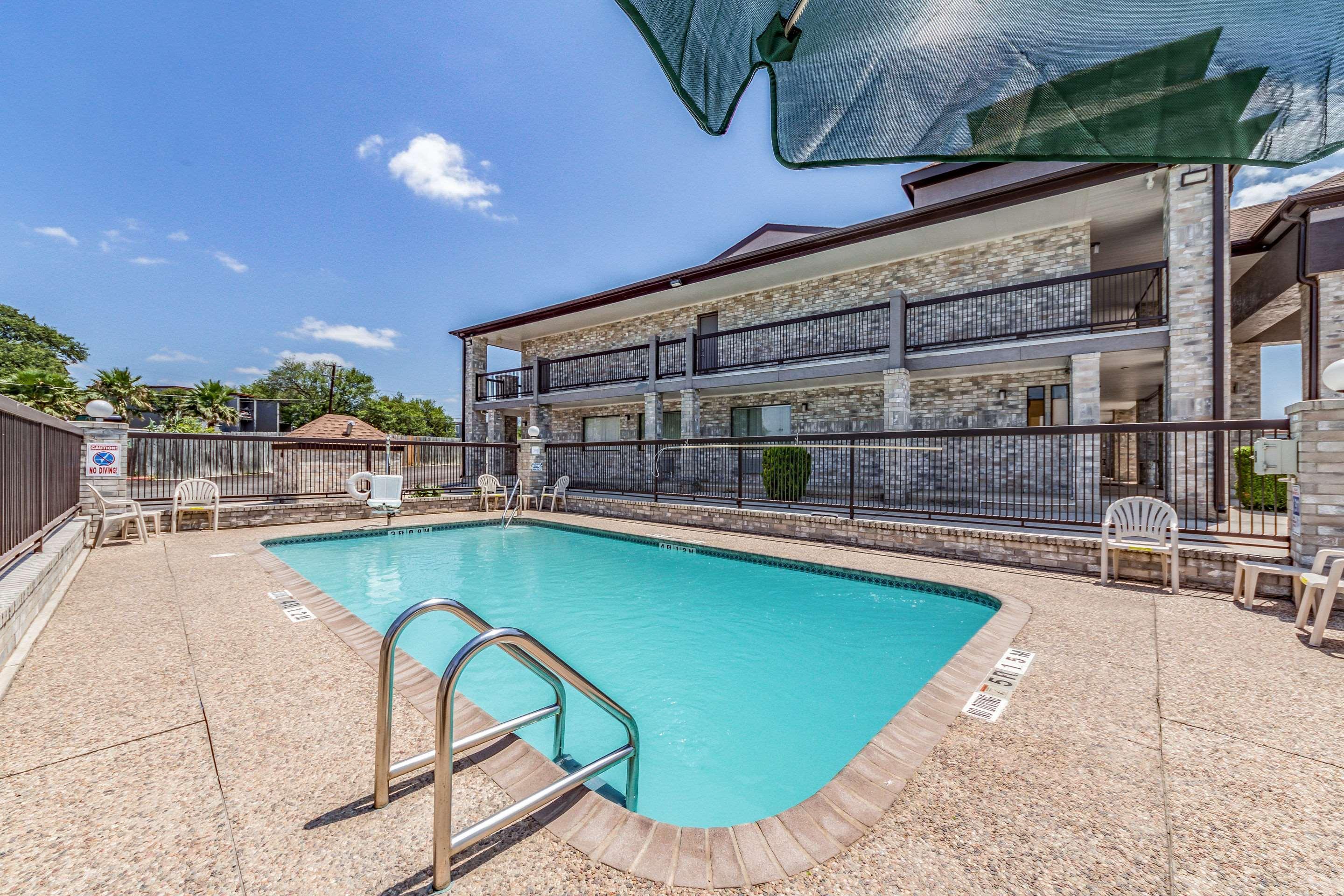 Quality Inn I-10 East Near Frost Bank Center Сан Антонио Екстериор снимка