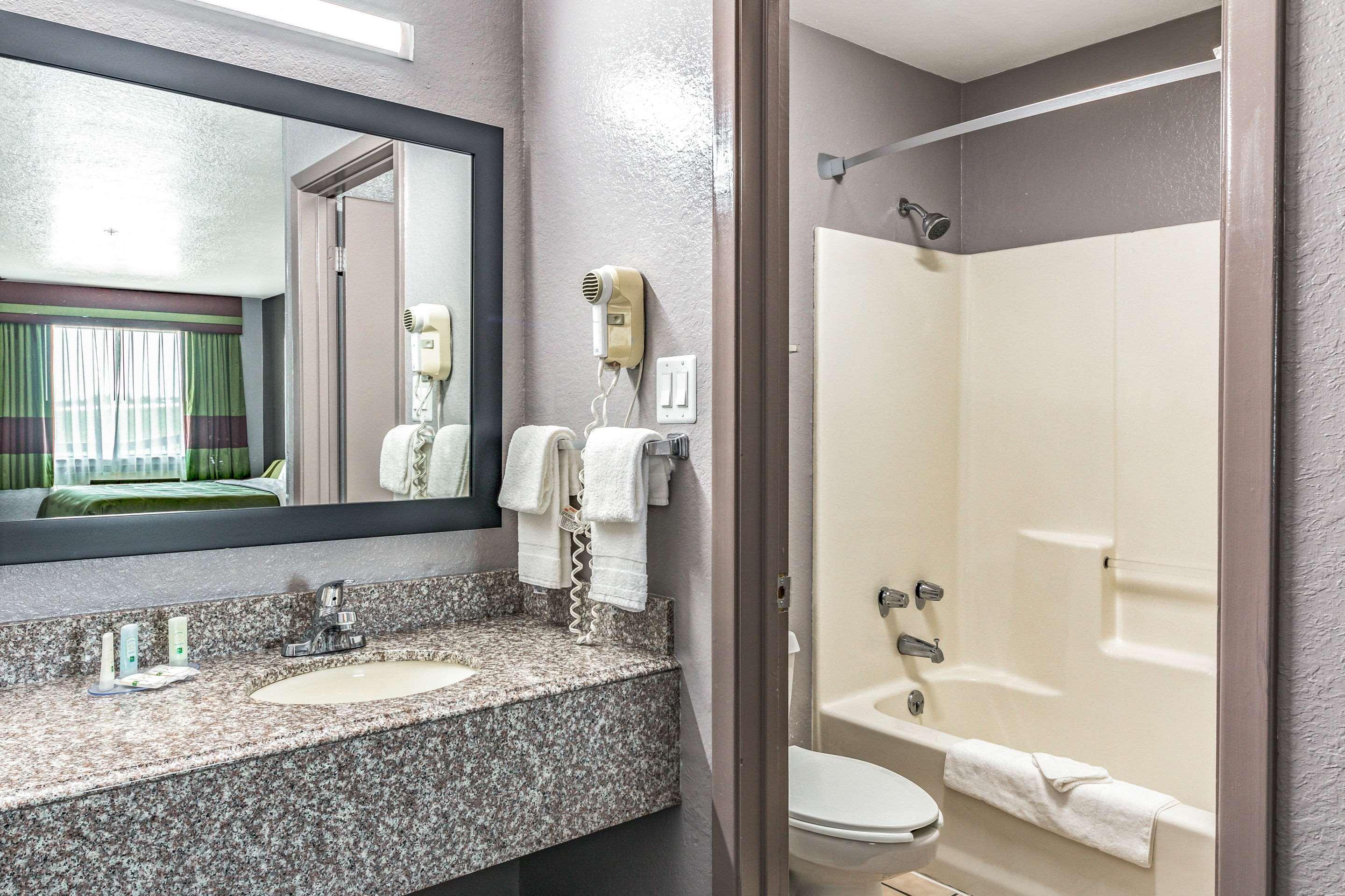 Quality Inn I-10 East Near Frost Bank Center Сан Антонио Екстериор снимка