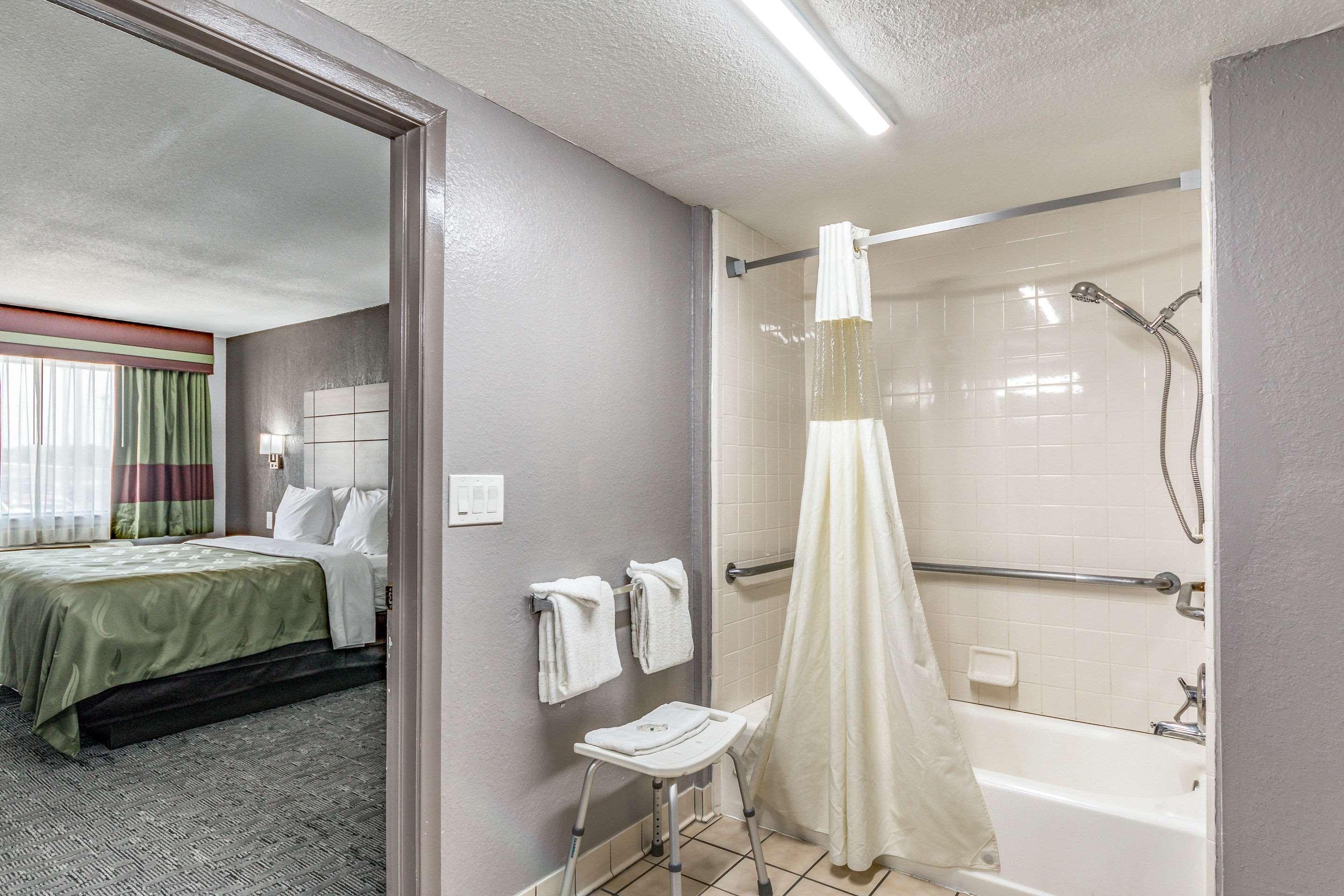 Quality Inn I-10 East Near Frost Bank Center Сан Антонио Екстериор снимка