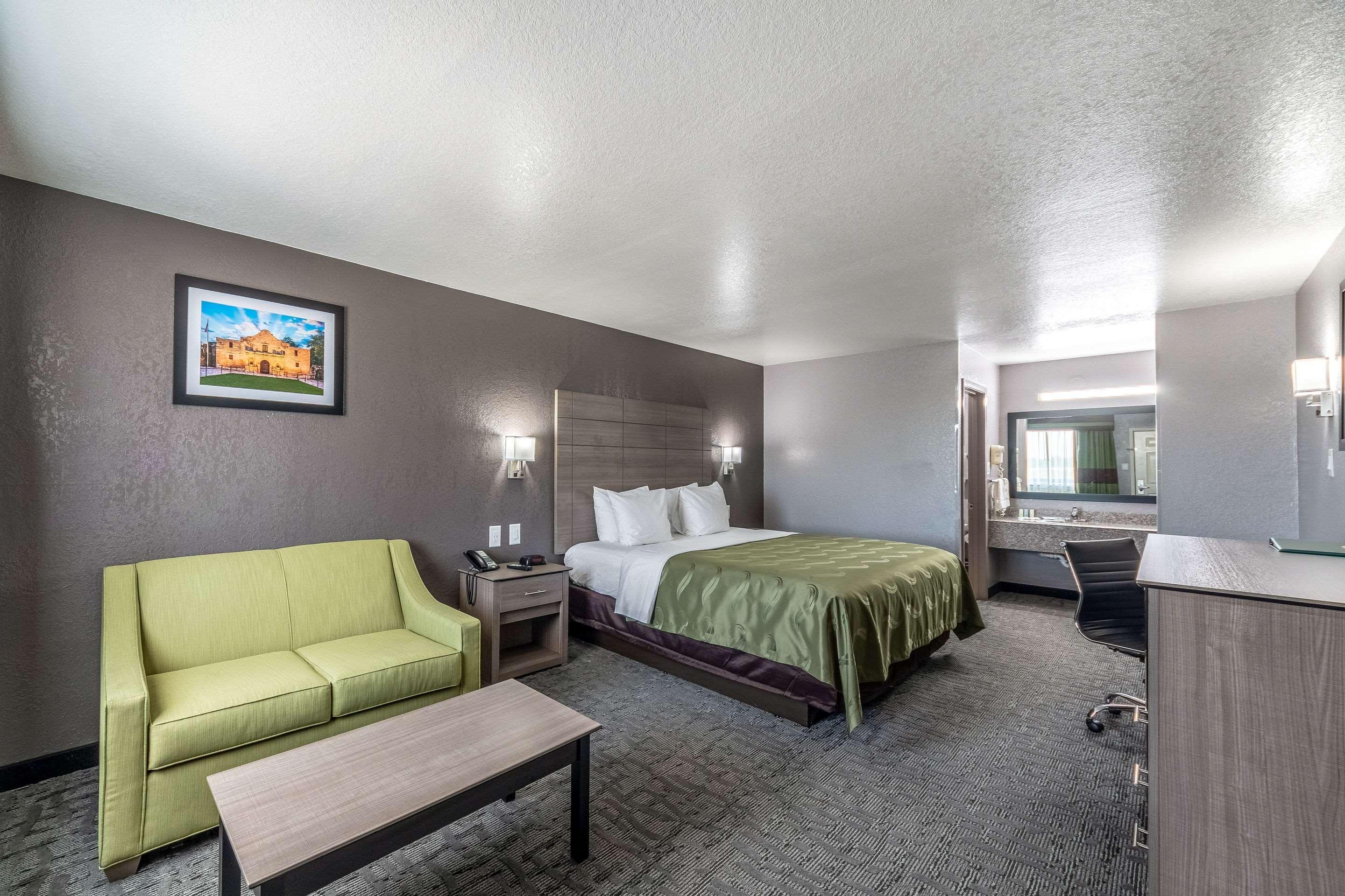 Quality Inn I-10 East Near Frost Bank Center Сан Антонио Екстериор снимка