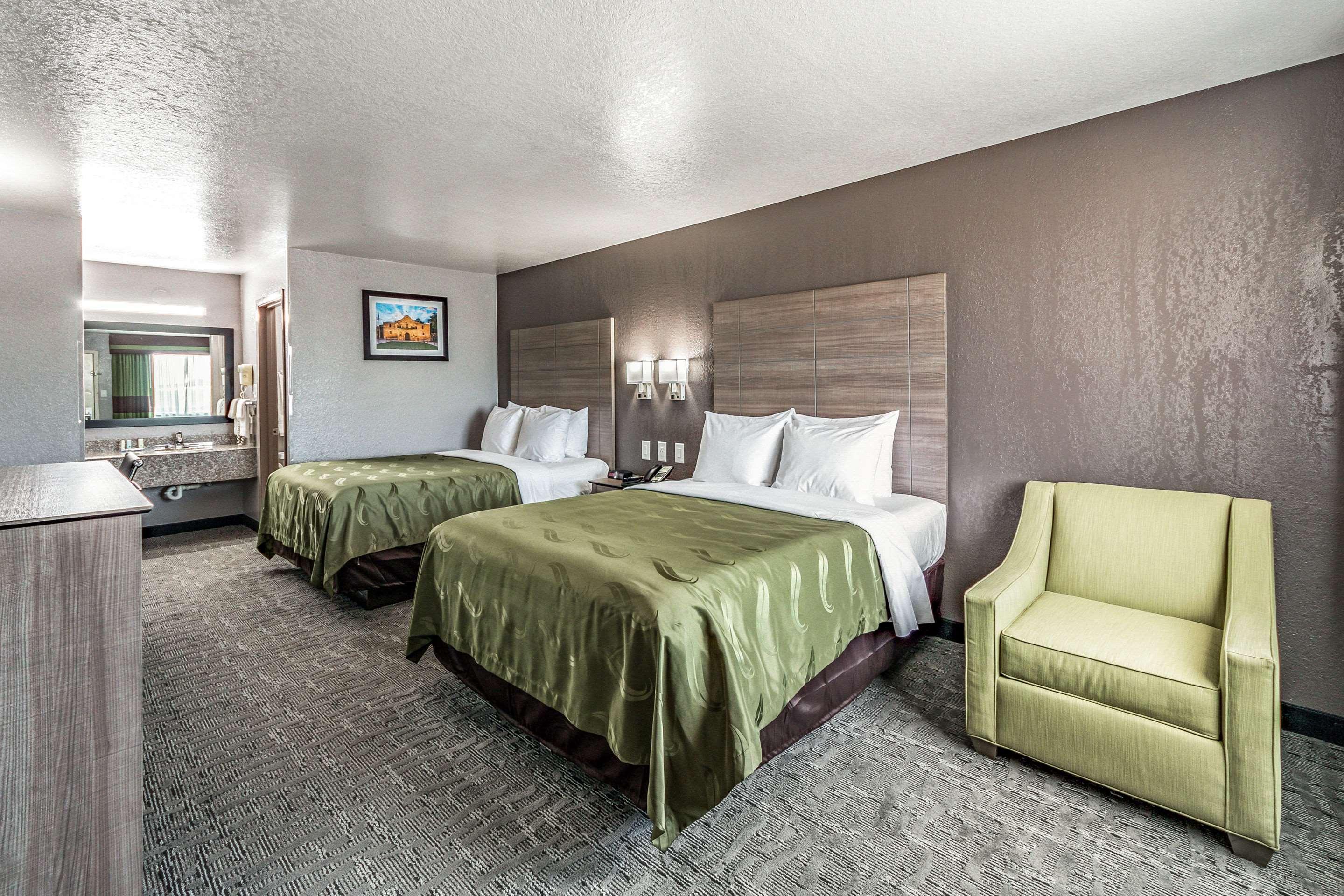 Quality Inn I-10 East Near Frost Bank Center Сан Антонио Екстериор снимка