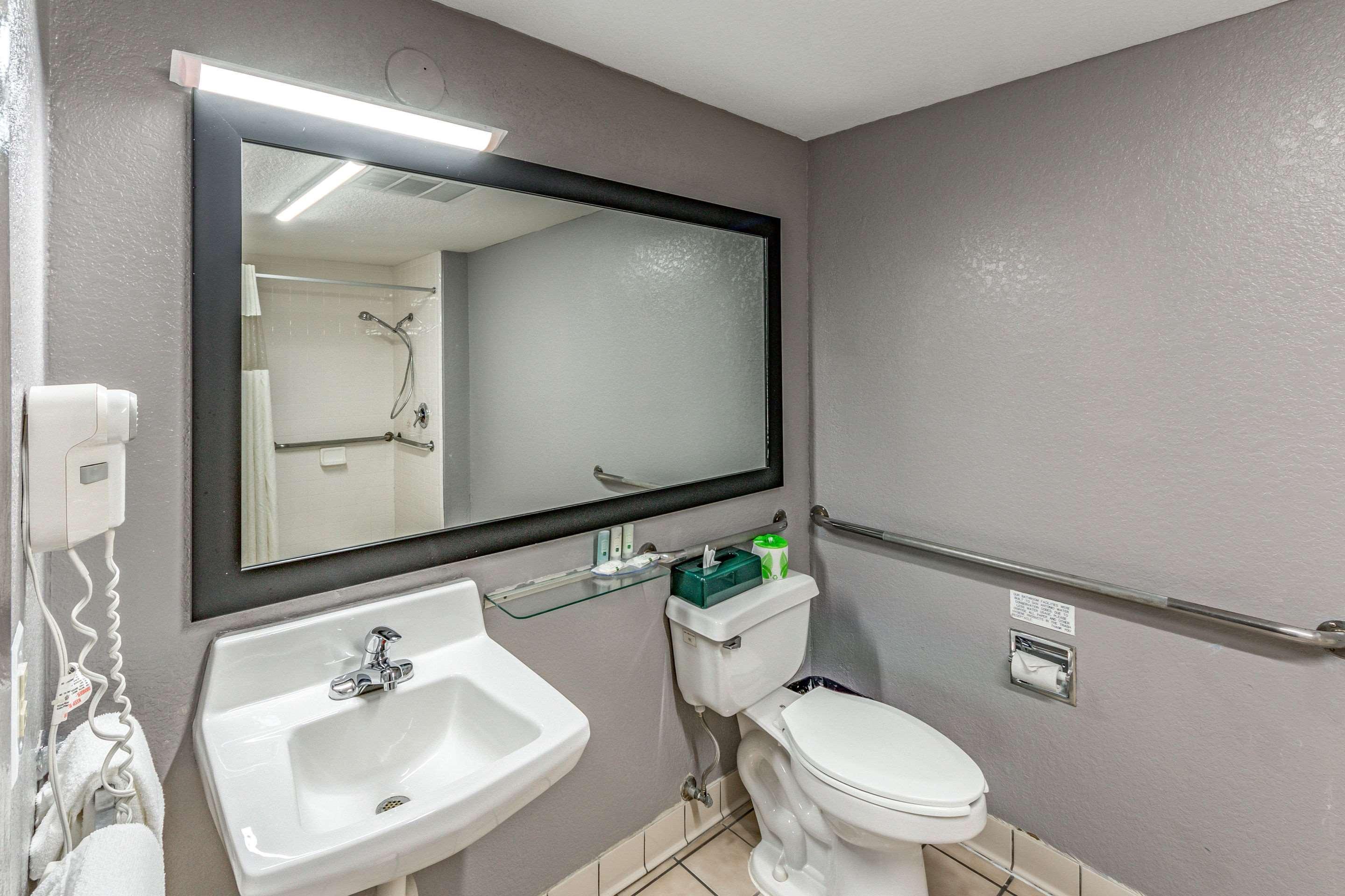 Quality Inn I-10 East Near Frost Bank Center Сан Антонио Екстериор снимка