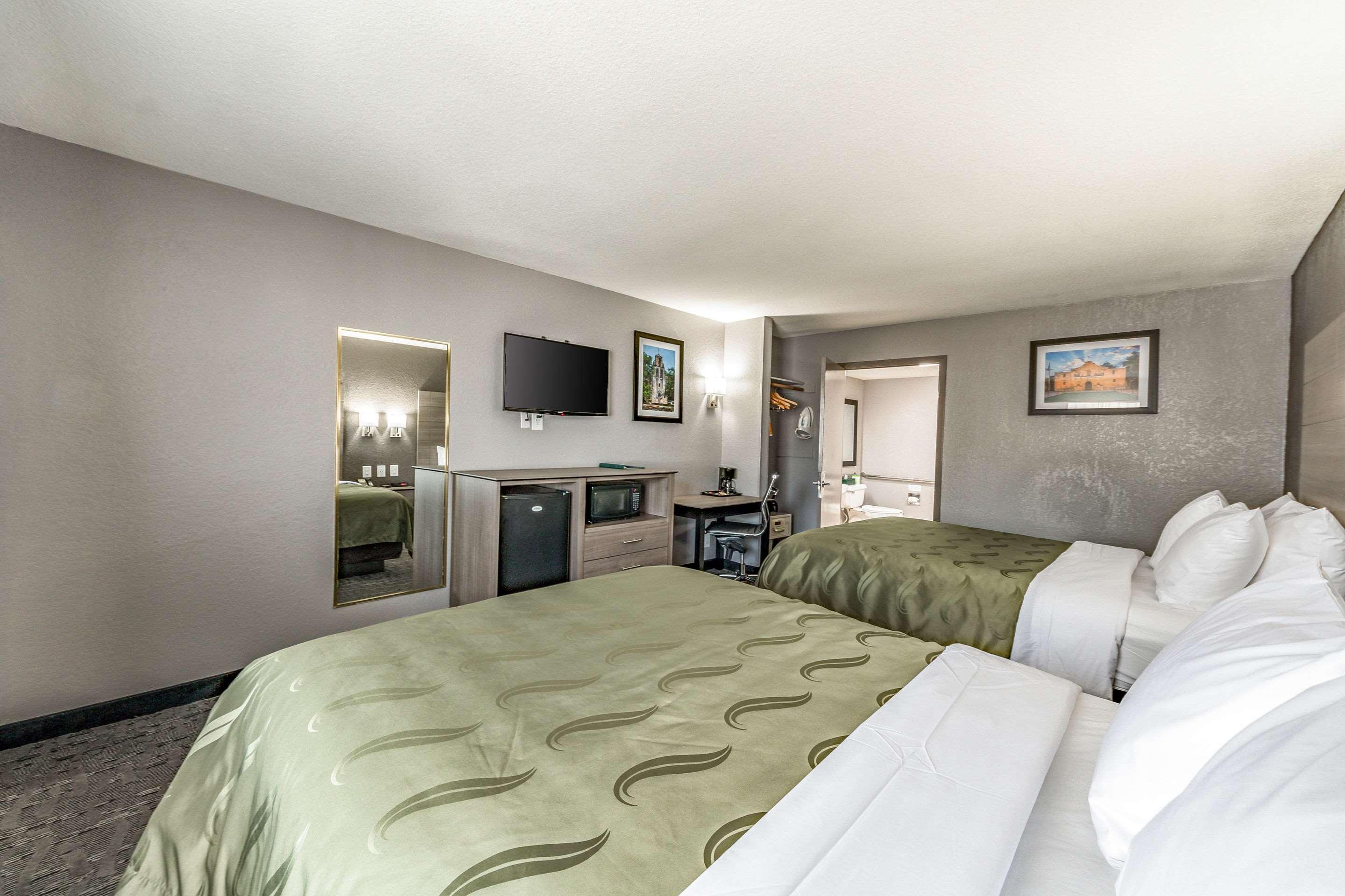 Quality Inn I-10 East Near Frost Bank Center Сан Антонио Екстериор снимка