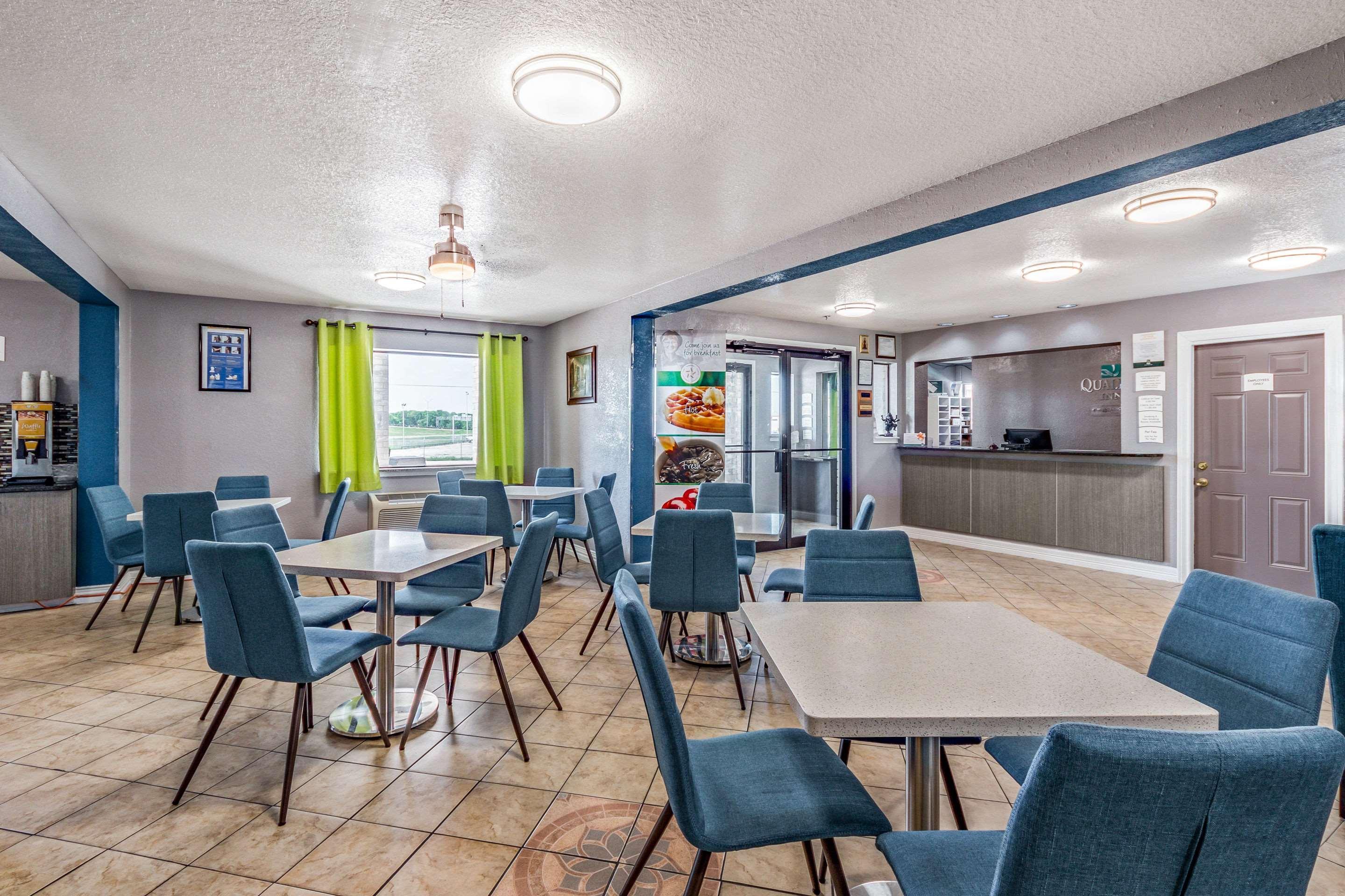Quality Inn I-10 East Near Frost Bank Center Сан Антонио Екстериор снимка