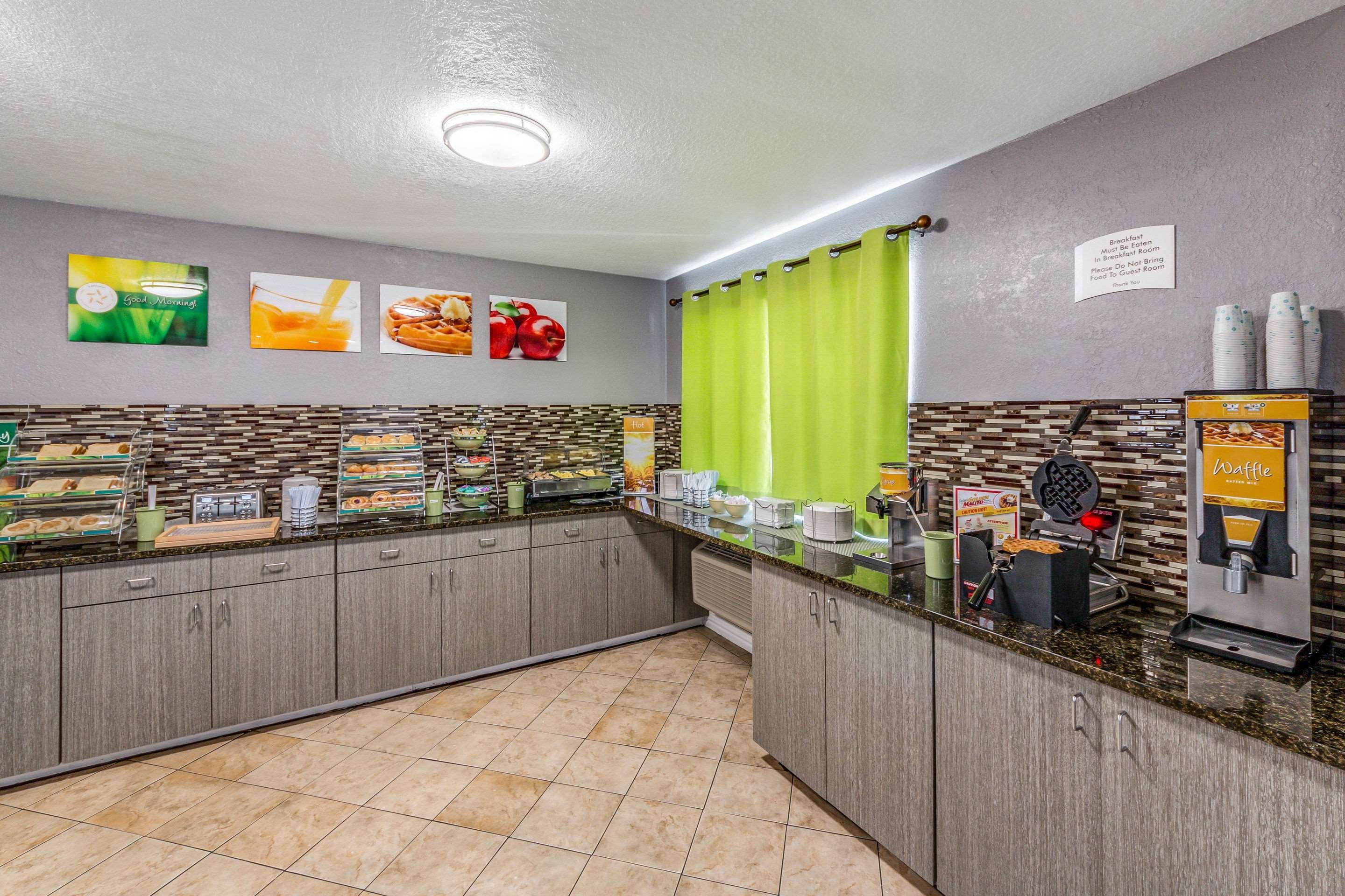 Quality Inn I-10 East Near Frost Bank Center Сан Антонио Екстериор снимка