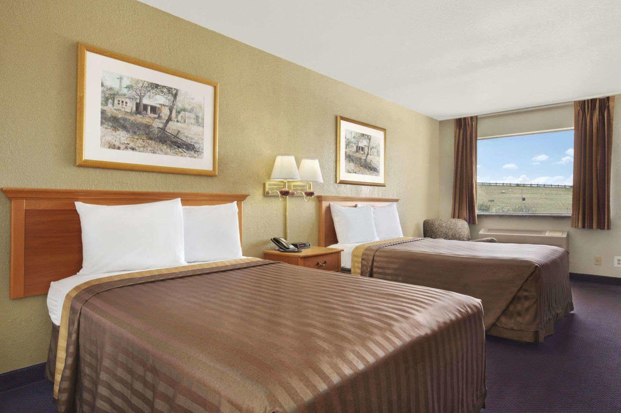 Quality Inn I-10 East Near Frost Bank Center Сан Антонио Екстериор снимка