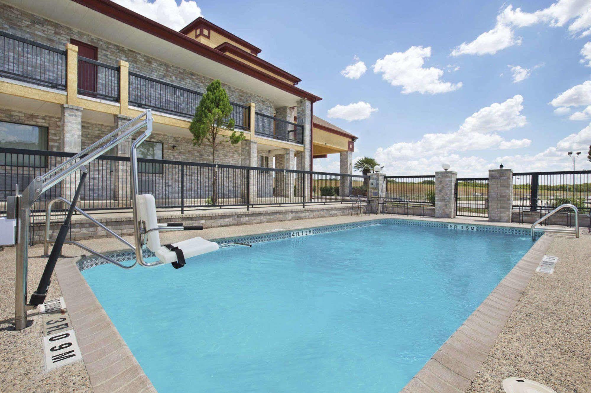 Quality Inn I-10 East Near Frost Bank Center Сан Антонио Екстериор снимка