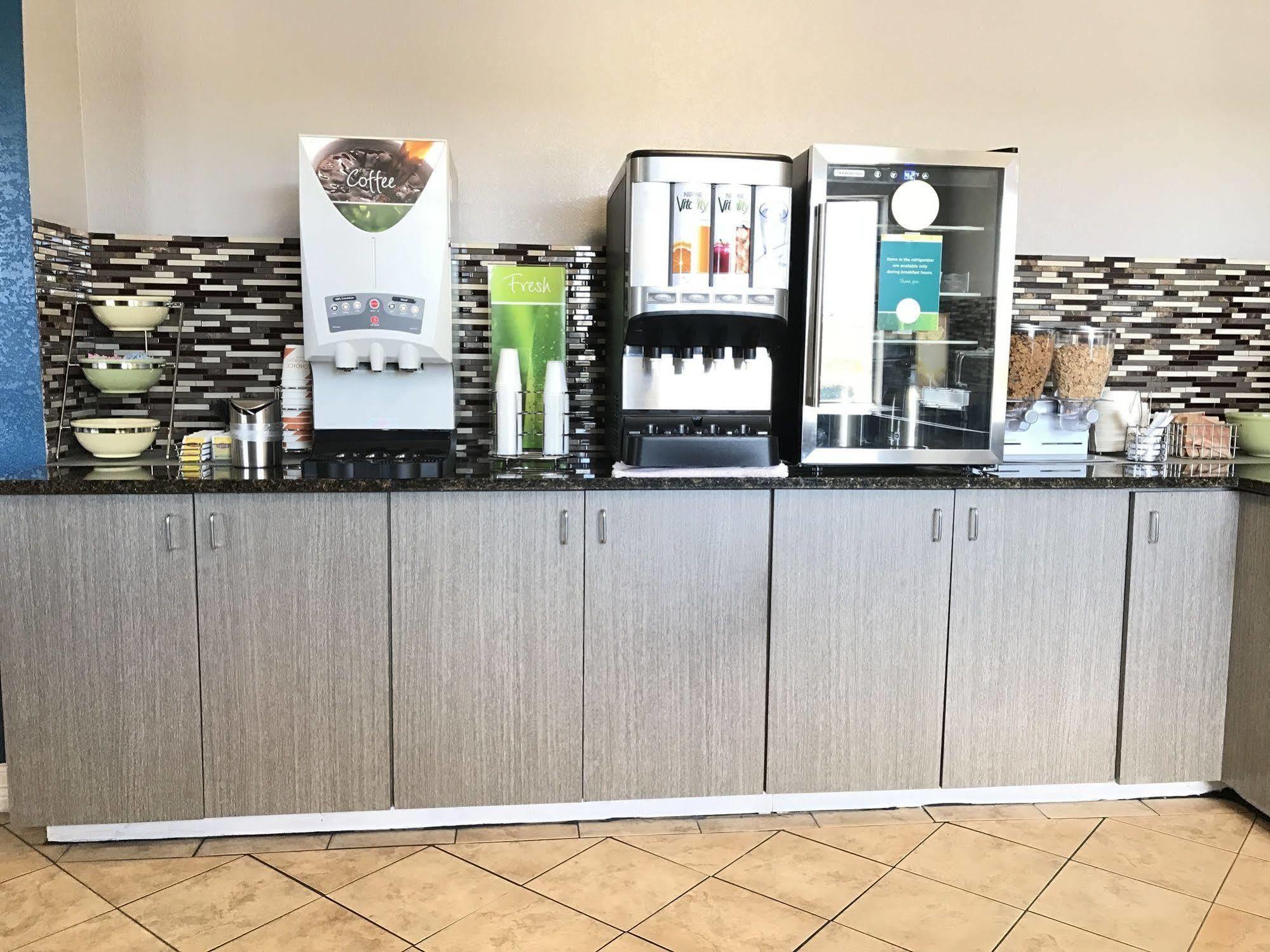 Quality Inn I-10 East Near Frost Bank Center Сан Антонио Екстериор снимка